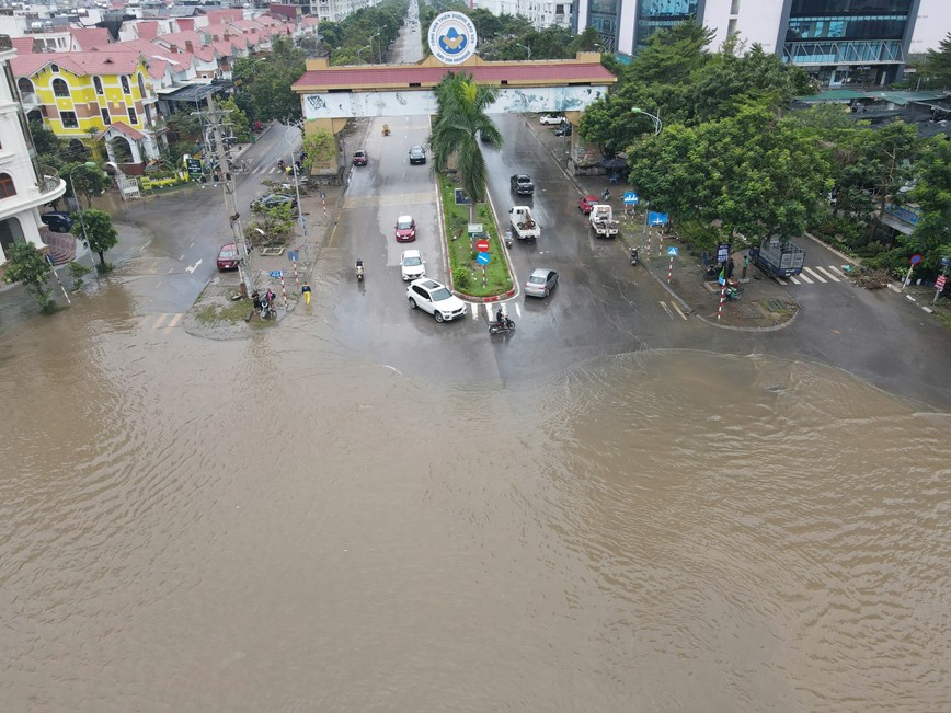 Ha Noi: nhieu tuyen duong ngap bat dau rut nuoc - Hinh anh 4