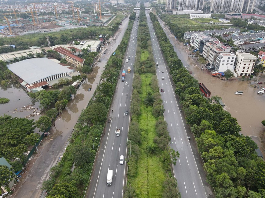 Ha Noi: nhieu tuyen duong ngap bat dau rut nuoc - Hinh anh 3