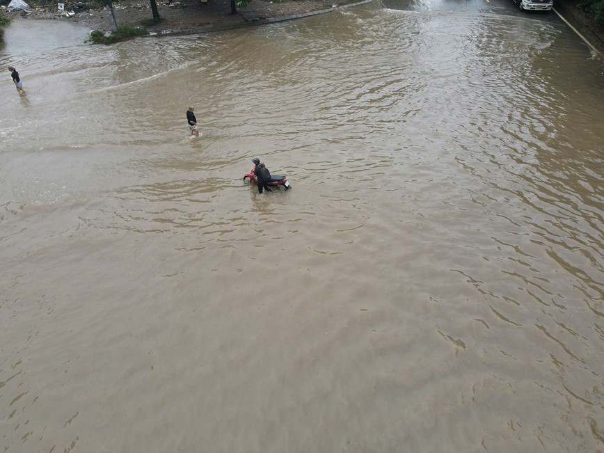 Ha Noi: nhieu tuyen duong ngap bat dau rut nuoc - Hinh anh 1