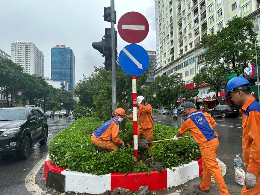 Ha Noi co ban giai quyet cac su co ve ha tang giao thong sau bao - Hinh anh 1