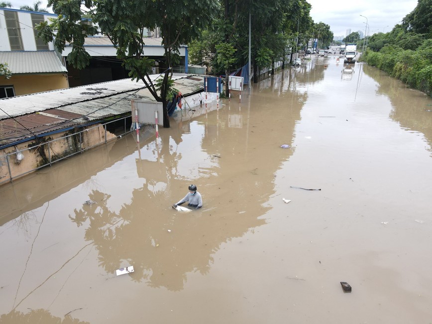 Ha Noi: Phuong tien luu thong tro lai tren nhieu tuyen duong sau ngap - Hinh anh 1