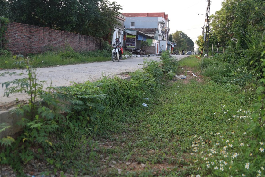 Nha thau chay i, nguoi dan Chuong My kho vi duong thi cong dang do - Hinh anh 9