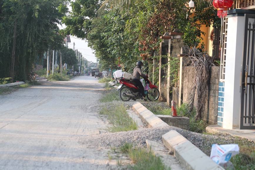 Nha thau chay i, nguoi dan Chuong My kho vi duong thi cong dang do - Hinh anh 7