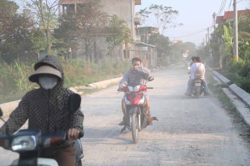 Nha thau chay i, nguoi dan Chuong My kho vi duong thi cong dang do - Hinh anh 4