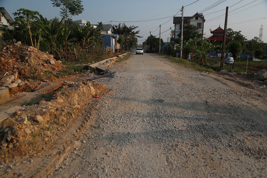 Nha thau chay i, nguoi dan Chuong My kho vi duong thi cong dang do - Hinh anh 1