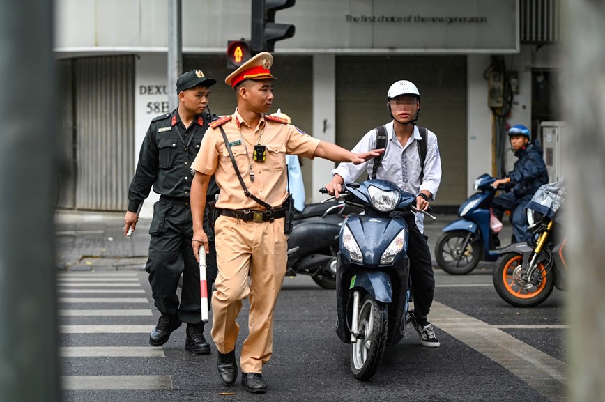 Canh sat giao thong Ha Noi trien khai cao diem xu ly vi pham lua tuoi hoc sinh - Hinh anh 1