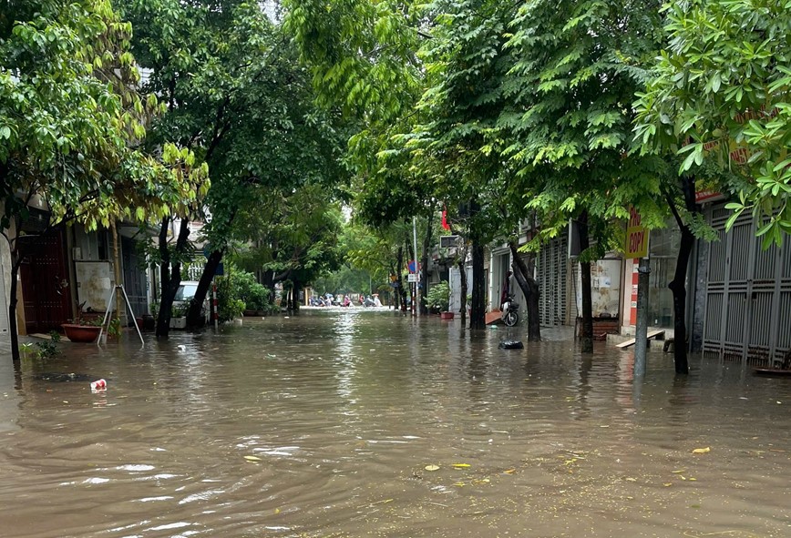 Nhieu ho dan o Ha Dong thuong xuyen bi co lap sau moi tran mua lon - Hinh anh 4