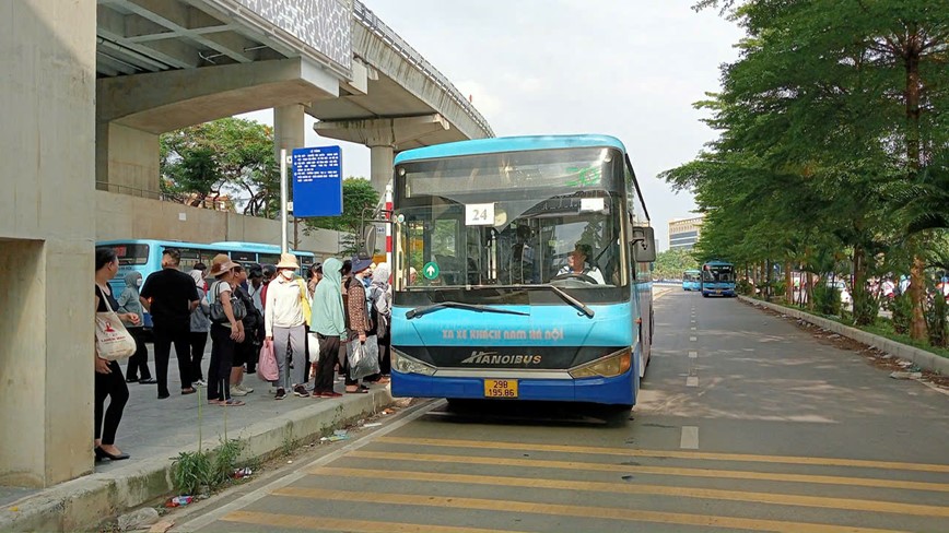 Hanh khach di xe buyt o Ha Noi co xu huong tang - Hinh anh 1