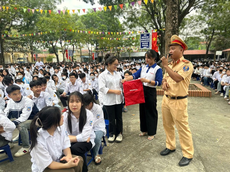 Tang cuong tuyen truyen, xu ly vi pham giao thong voi hoc sinh tai huyen ngoai thanh - Hinh anh 1