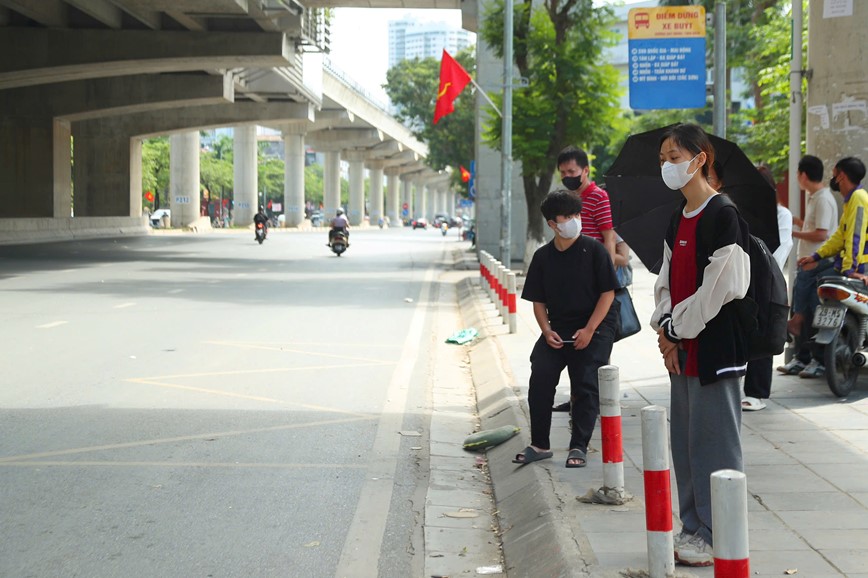 Xe buyt Ha Noi: No luc nhieu hon de dong hanh cung sinh vien - Hinh anh 2