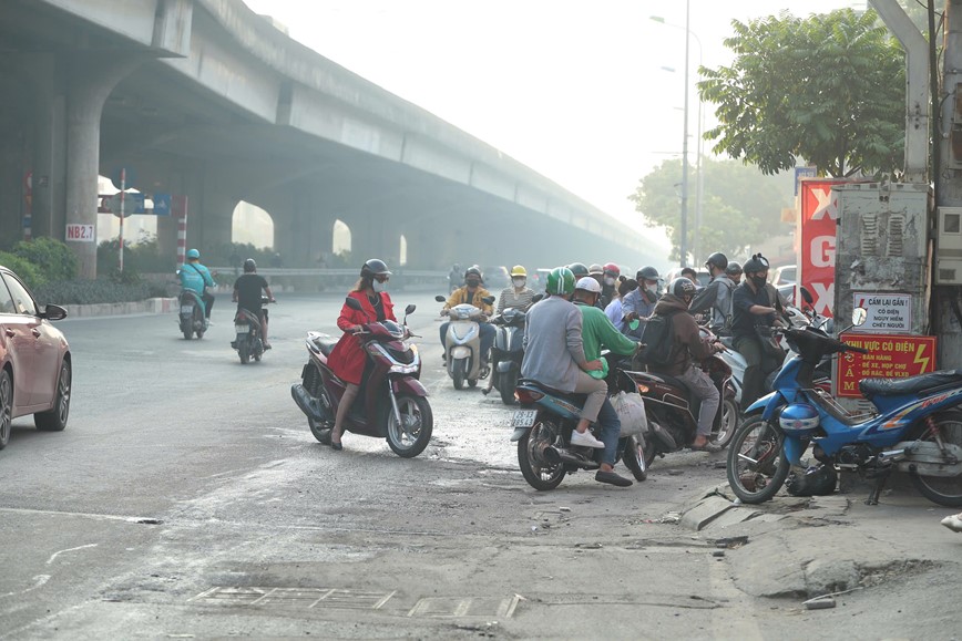 Phat nhieu nguoi dan di nguoc chieu tren duong Nguyen Xien - Hinh anh 3