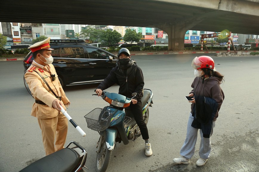 Xe may di nguoc chieu tren duong Nguyen Xien bi phat nang - Hinh anh 2