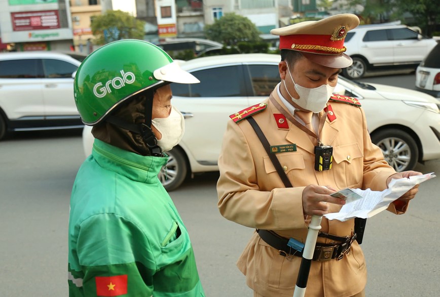 Xe may di nguoc chieu tren duong Nguyen Xien bi phat nang - Hinh anh 3