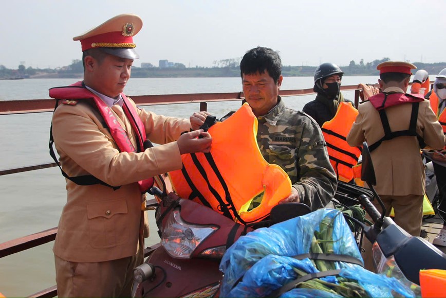 Ha Noi trien khai cao diem dam bao an toan giao thong tren song - Hinh anh 2