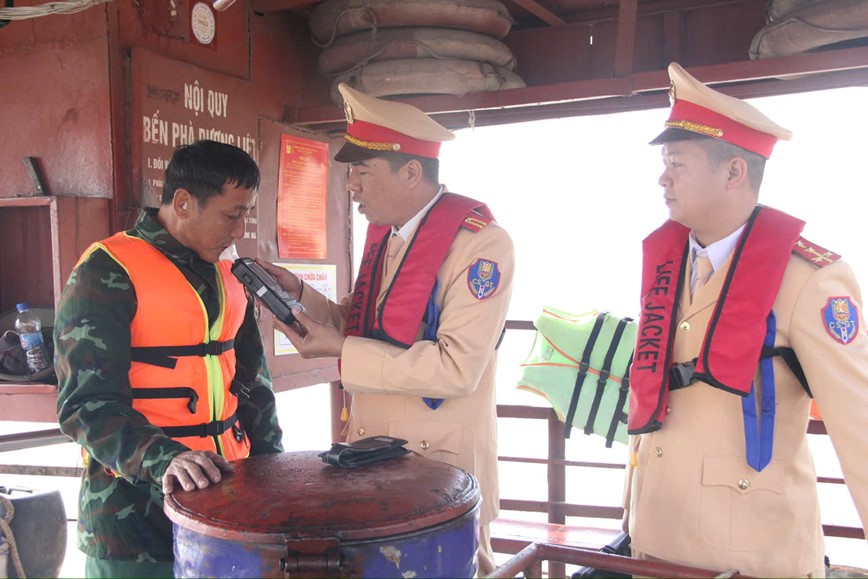 Ha Noi trien khai cao diem dam bao an toan giao thong tren song - Hinh anh 1