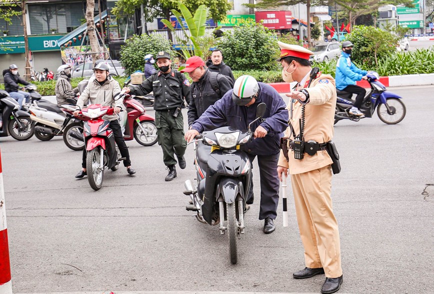 10 to cong tac dac biet: giai phap dot pha dam bao trat tu an toan giao thong Thu do - Hinh anh 1