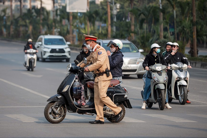 Xu ly 25.079 truong hop vi pham Luat Trat tu, an toan giao thong duong bo - Hinh anh 1