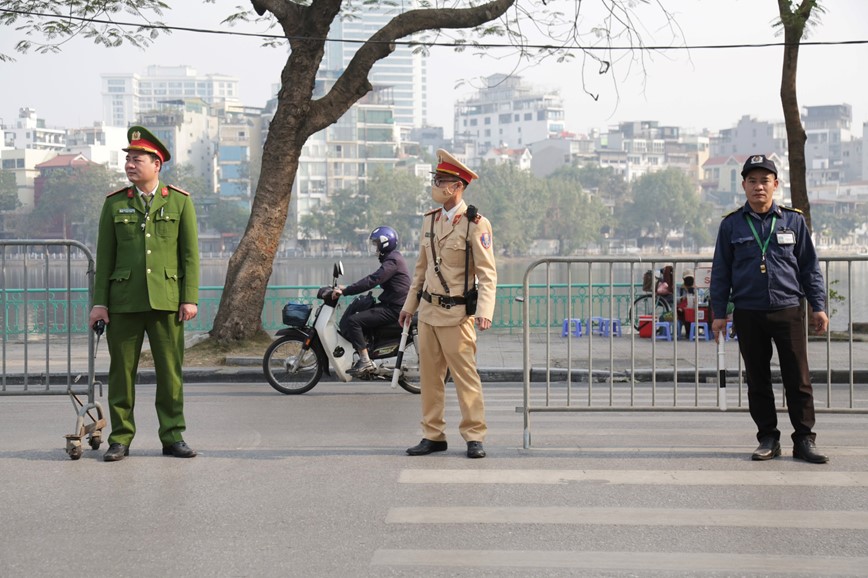 Bao dam an toan giao thong cho doi tuyen bong da Viet Nam ve Thu do - Hinh anh 4