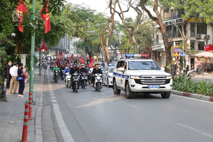 Bao dam an toan giao thong cho doi tuyen bong da Viet Nam ve Thu do - Hinh anh 7