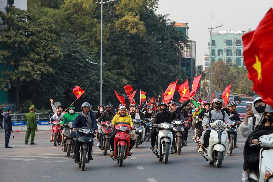 Bao dam an toan giao thong cho doi tuyen bong da Viet Nam ve Thu do - Hinh anh 2