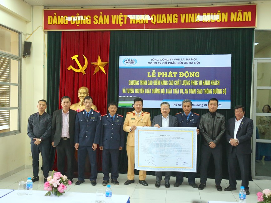 Ben xe Ha Noi chuan bi tot nhat, phuc vu nguoi dan di lai - Hinh anh 2