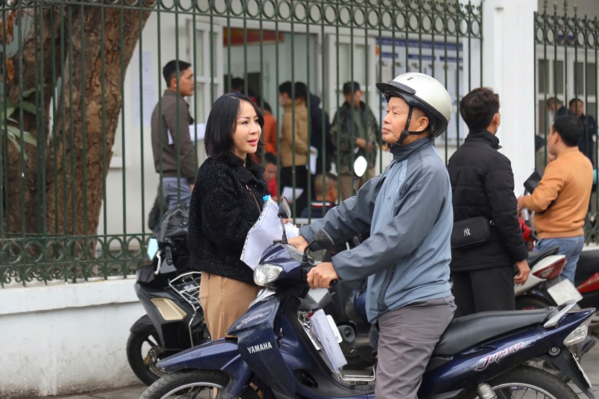 Ha Noi: Nguoi dan xep hang dai cho doi bang lai xe - Hinh anh 9