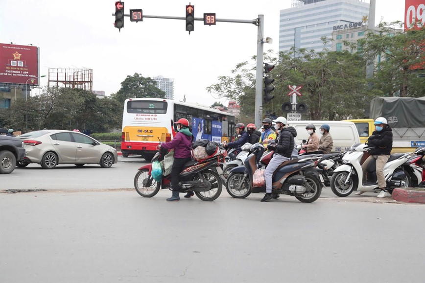 Van con nhieu nguoi co tinh vi pham trat tu, an toan giao thong - Hinh anh 4