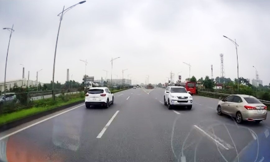Điều khiển xe ngược chiều trên cao tốc, tài xế bị phạt tới 40 triệu đồng - Hình ảnh 1 Dieu khien xe nguoc chieu tren cao toc, tai xe bi phat toi 40 trieu dong - Hinh anh 1