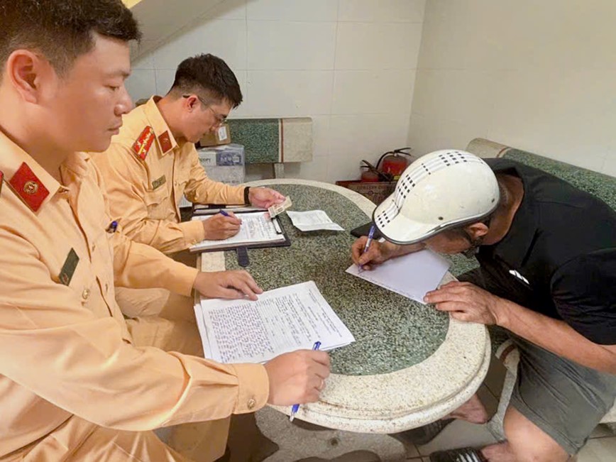 Xử phạt tài xế làm rơi nhiều thanh sắt dài xuống đường - Hình ảnh 2 Xu phat tai xe lam roi nhieu thanh sat dai xuong duong - Hinh anh 2