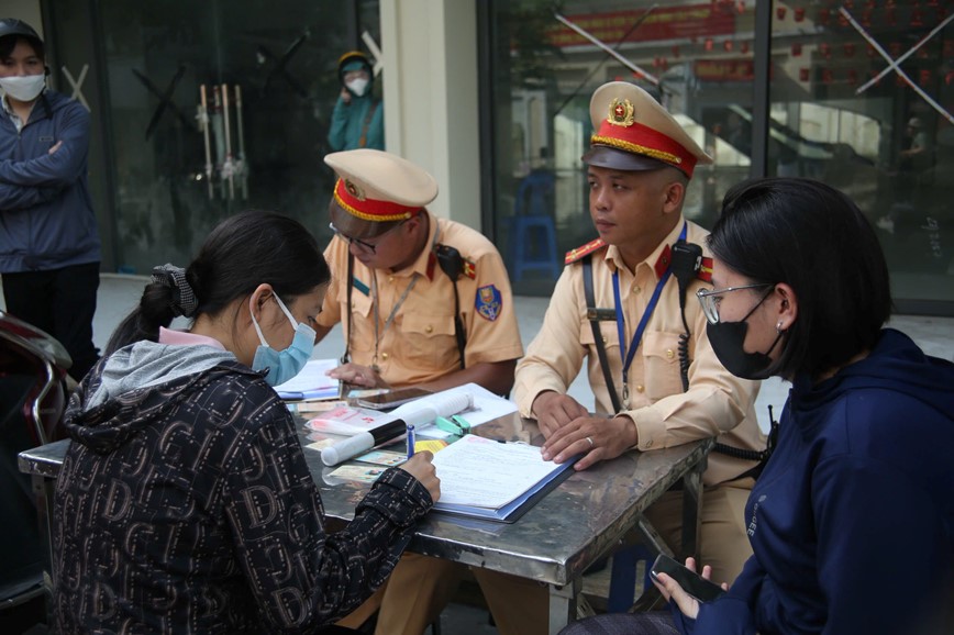 Hà Nội: Phạt nặng tài xế xe máy đi ngược chiều - Hình ảnh 3 Ha Noi: Phat nang tai xe xe may di nguoc chieu - Hinh anh 3