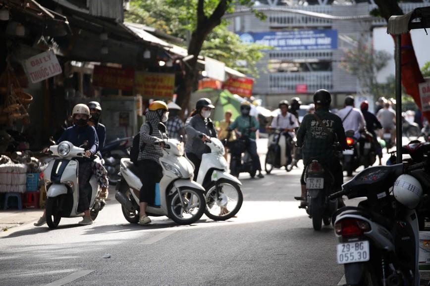 Hà Nội: Phạt nặng tài xế xe máy đi ngược chiều - Hình ảnh 2 Ha Noi: Phat nang tai xe xe may di nguoc chieu - Hinh anh 2