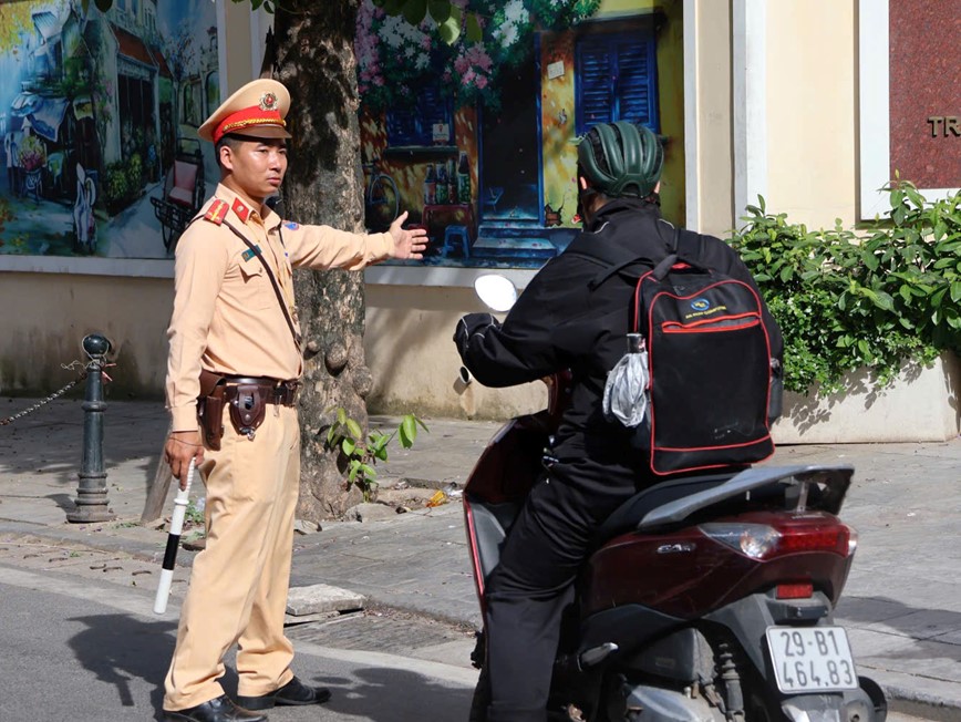 Hà Nội: Phạt nặng tài xế xe máy đi ngược chiều - Hình ảnh 1 Ha Noi: Phat nang tai xe xe may di nguoc chieu - Hinh anh 1