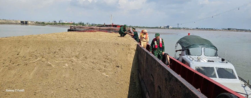 Bộ đội phối hợp với cảnh sát giao thông bắt giữ tàu chở cát lậu - Hình ảnh 1 Bo doi phoi hop voi canh sat giao thong bat giu tau cho cat lau - Hinh anh 1