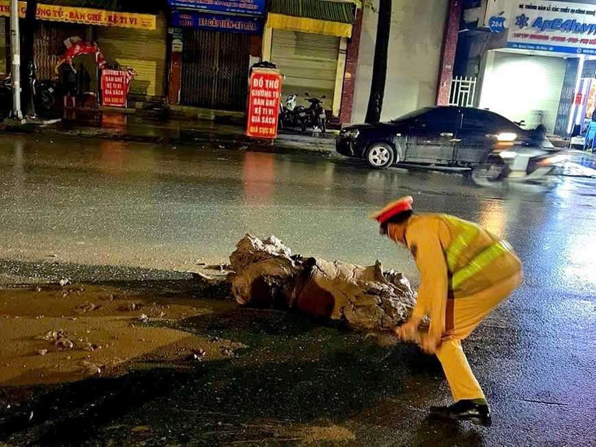 Khẩn trương truy tìm tài xế làm rơi đất ra đường - Hình ảnh 1 Khan truong truy tim tai xe lam roi dat ra duong - Hinh anh 1