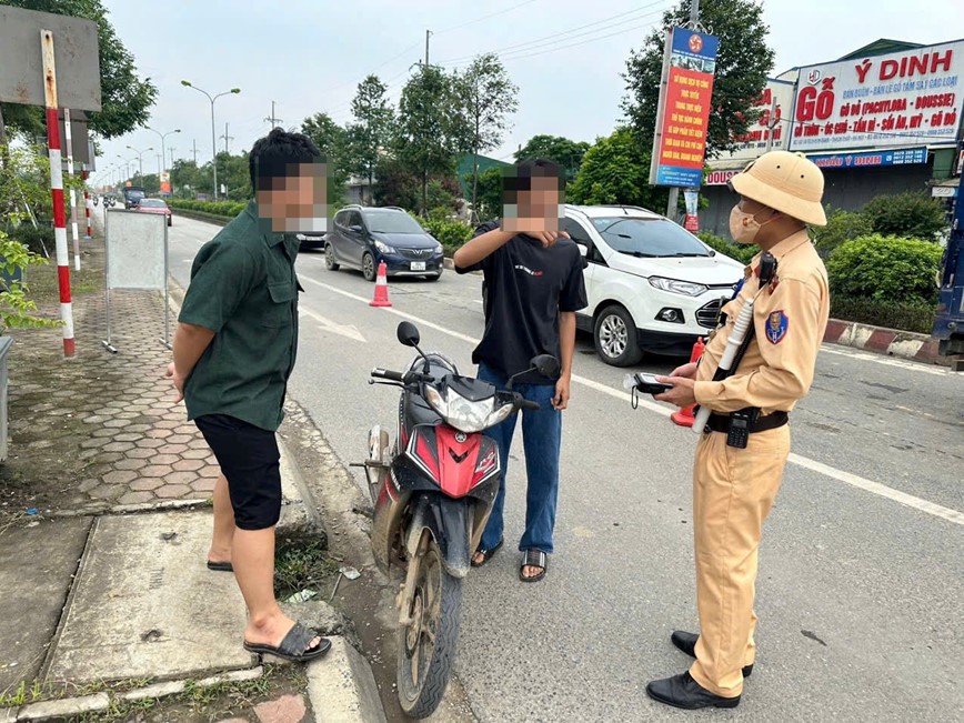 Xử lý trên đường tỉnh lộ, nhiều “ma men” bị lập biên bản - Hình ảnh 2 Xu ly tren duong tinh lo, nhieu “ma men” bi lap bien ban - Hinh anh 2