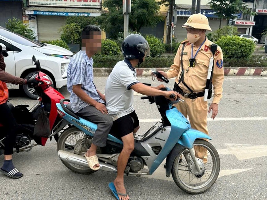 Xử lý trên đường tỉnh lộ, nhiều “ma men” bị lập biên bản - Hình ảnh 1 Xu ly tren duong tinh lo, nhieu “ma men” bi lap bien ban - Hinh anh 1