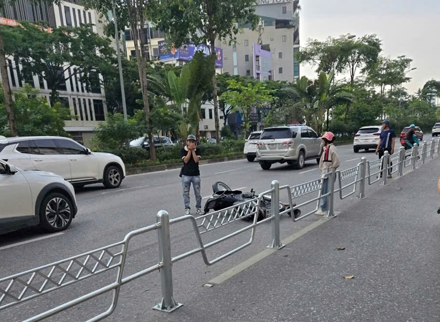 Có nồng độ cồn trong máu, người đàn ông đâm vào dải phân cách trên đường Võ Chí Công - Hình ảnh 1 Co nong do con trong mau, nguoi dan ong dam vao dai phan cach tren duong Vo Chi Cong - Hinh anh 1