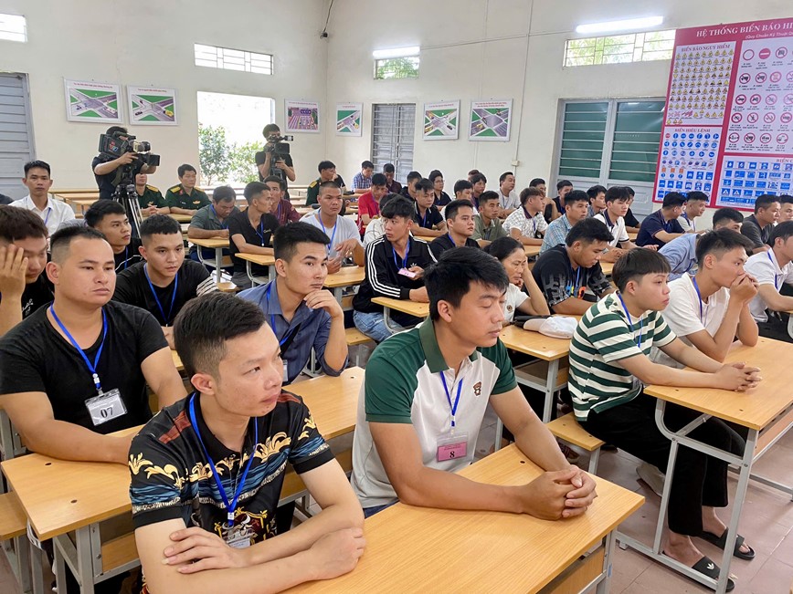 Ha Noi CSGT to chuc ky thi sat hach lai xe dau tien - Hinh anh 1
