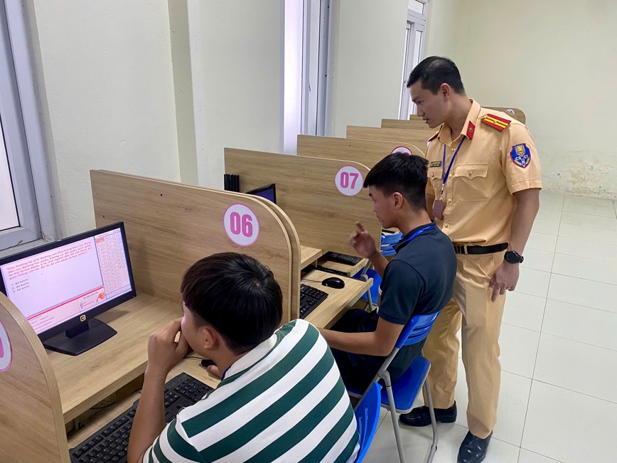 Ha Noi CSGT to chuc ky thi sat hach lai xe dau tien - Hinh anh 3
