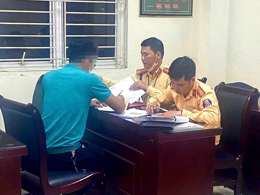 Tài xế chở trẻ nhỏ trên thùng bị mời lên công an làm việc - Hình ảnh 1 Tai xe cho tre nho tren thung bi moi len cong an lam viec - Hinh anh 1
