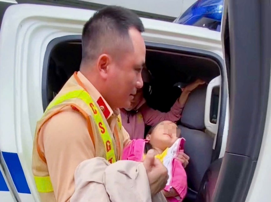 Gia dinh tu Dong Nai ra Ha Noi bang xe may thi bi tai nan - Hinh anh 1