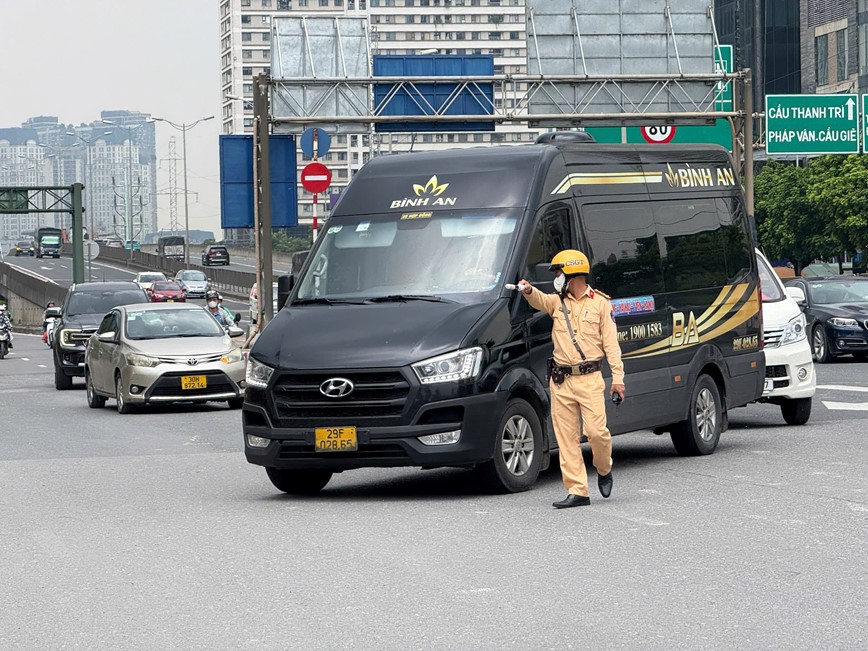 CSGT Ha Noi ra quan cao diem xu ly vi pham xe kinh doanh van tai - Hinh anh 1