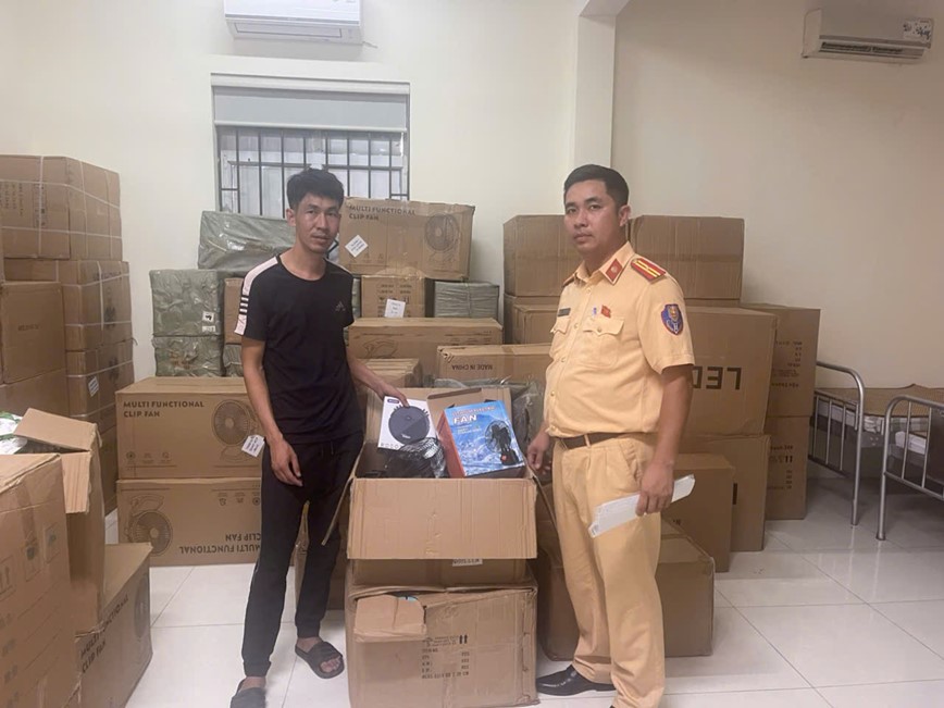 Ha Noi: CSGT bat giu xe tai cho hang lau  - Hinh anh 1