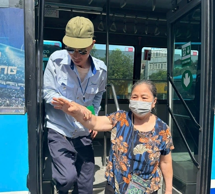 Con người là nòng cốt nâng cao chất lượng dịch vụ vận tải hành khách công cộng - Hình ảnh 1 Con nguoi la nong cot nang cao chat luong dich vu van tai hanh khach cong cong - Hinh anh 1