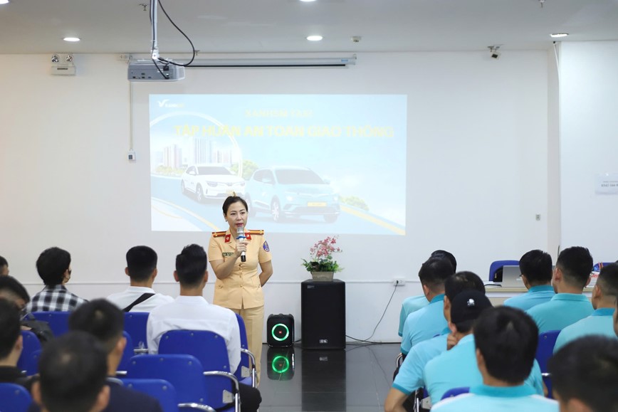 Boi duong van hoa giao thong cho tai xe taxi: Nhiem vu cap bach - Hinh anh 1