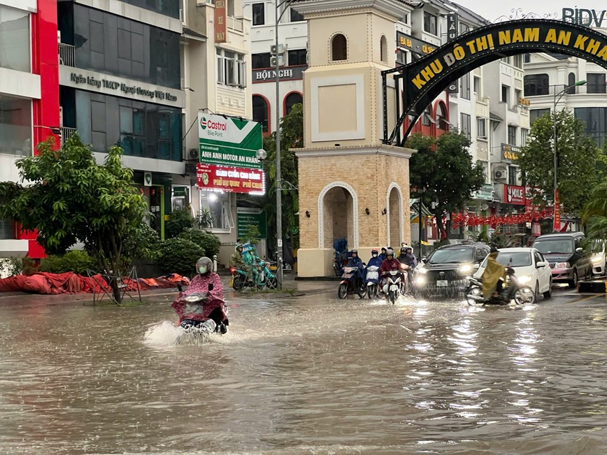 Ha Noi mua to trang troi keo dai chua dut, nhieu tuyen pho ngap cuc bo - Hinh anh 1