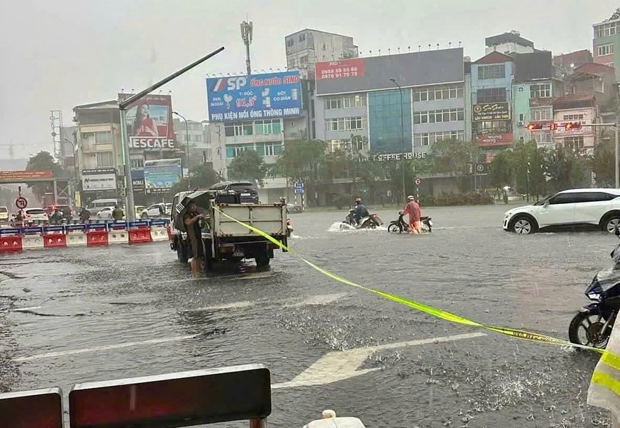 Ha Noi mua to trang troi keo dai chua dut, nhieu tuyen pho ngap cuc bo - Hinh anh 6