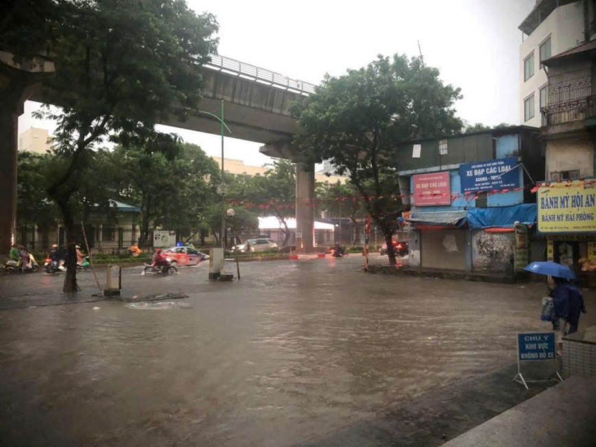 Ha Noi mua to trang troi keo dai chua dut, nhieu tuyen pho ngap cuc bo - Hinh anh 4