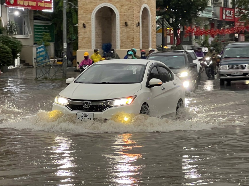 Ha Noi mua to trang troi keo dai chua dut, nhieu tuyen pho ngap cuc bo - Hinh anh 3