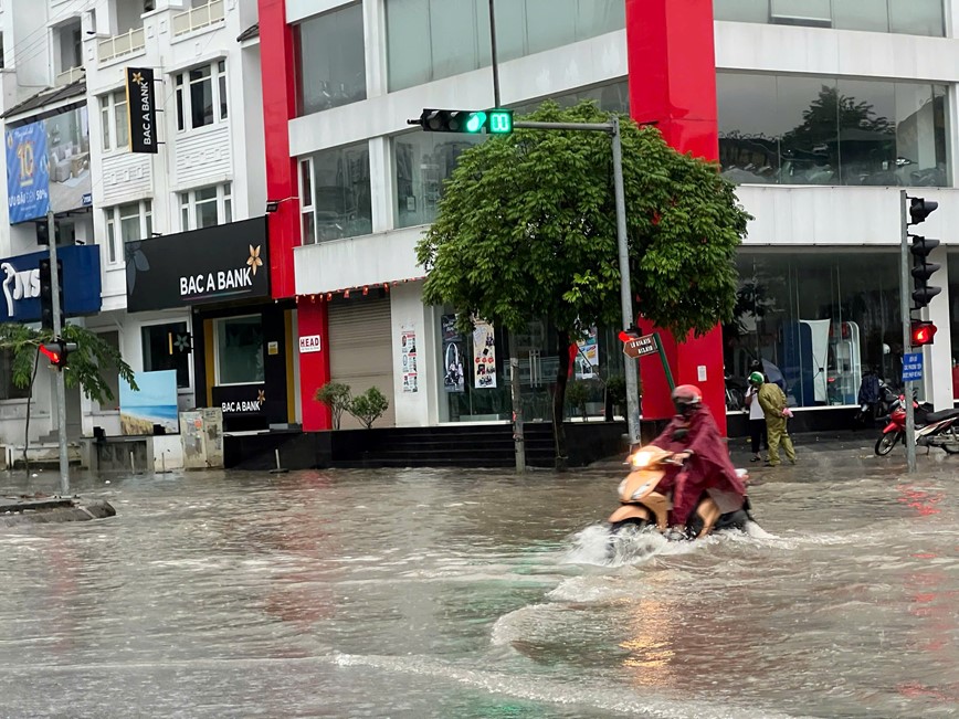 Ha Noi mua to trang troi keo dai chua dut, nhieu tuyen pho ngap cuc bo - Hinh anh 5